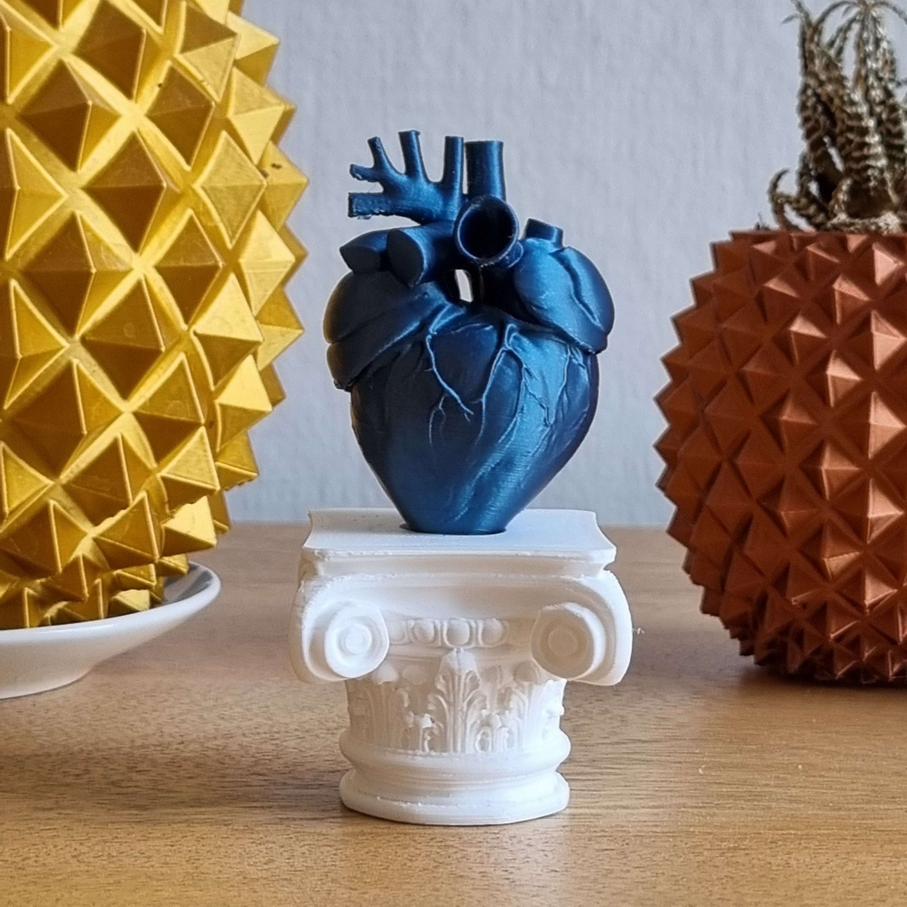 Cuore umano su capitello greco in stampa 3d cobalto metal