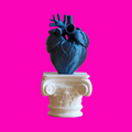 Cuore umano su capitello greco in stampa 3d cobalto metal