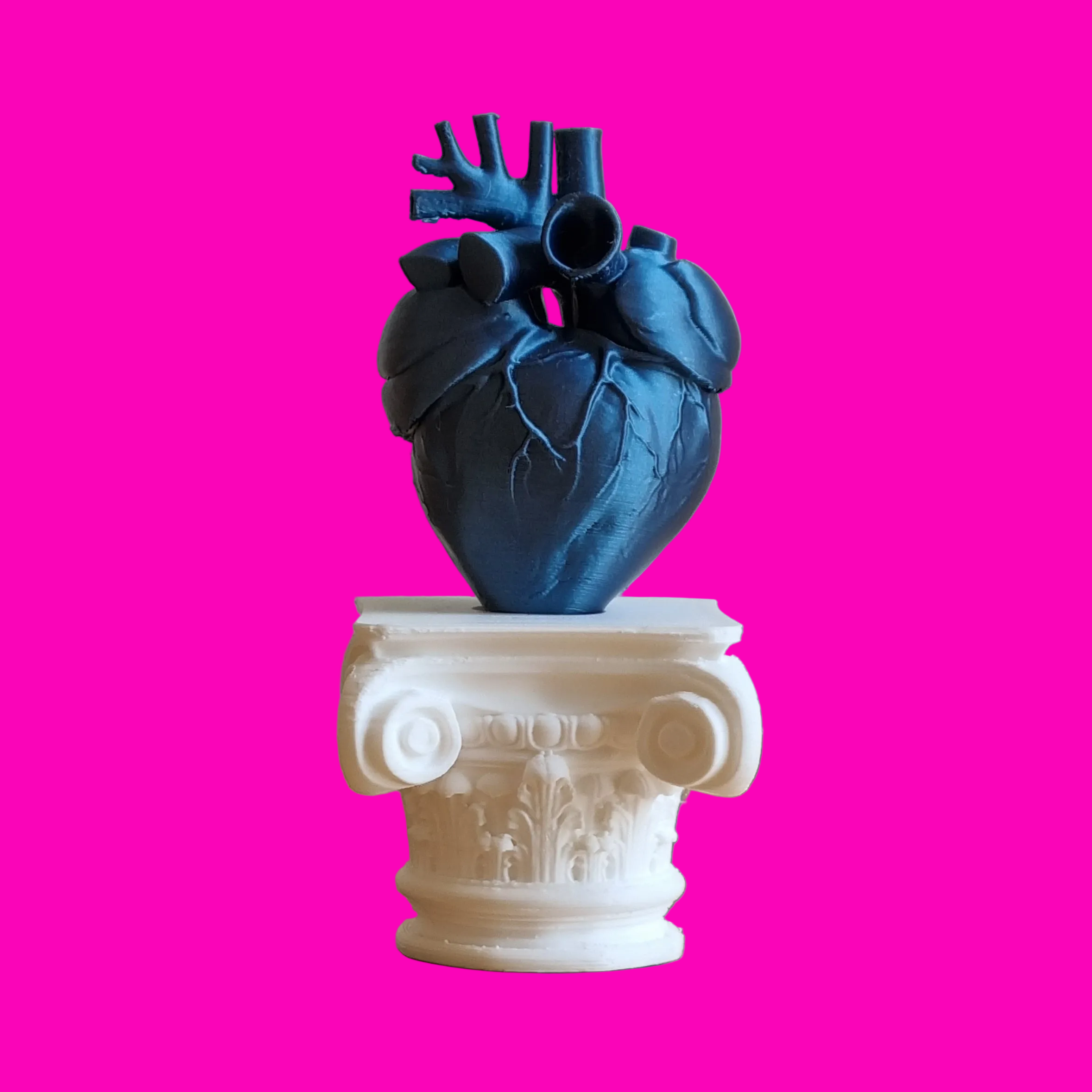 Cuore umano su capitello greco in stampa 3d cobalto metal