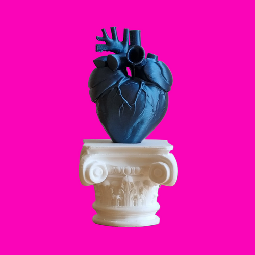 Cuore umano su capitello greco in stampa 3d cobalto metal