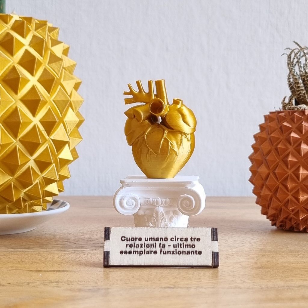 Cuore umano su capitello greco in stampa 3d gold con etichetta