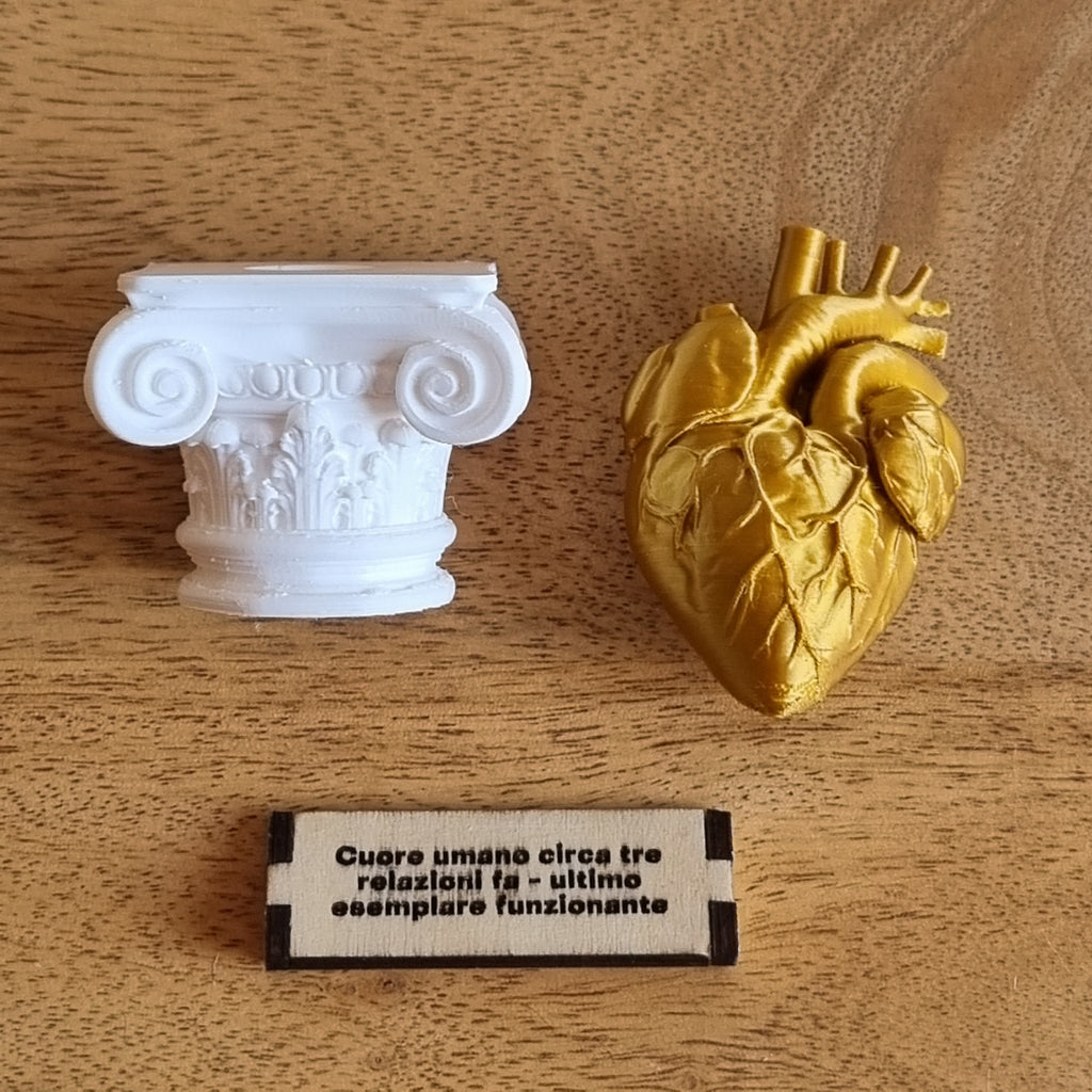 Cuore umano su capitello greco in stampa 3d gold lato posteriore